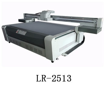 LR-2513通常我們也稱為萬能打印機(jī)，他是根據(jù)國(guó)際標(biāo)準(zhǔn)尺寸而來，加上這種uv機(jī)器不收材質(zhì)約束，差不多什么都可以打印，通常我們也稱之為萬能打印機(jī)